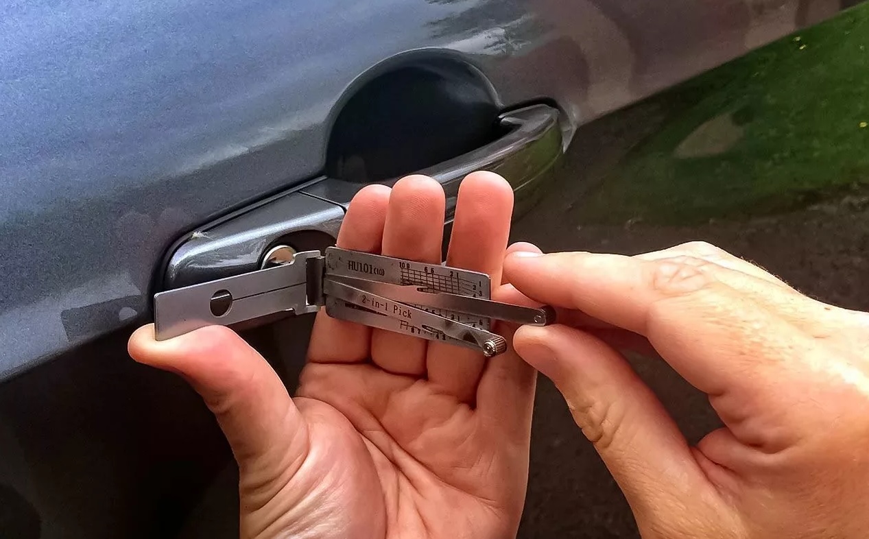 Мастер выполняет аварийное вскрытие автомобиля